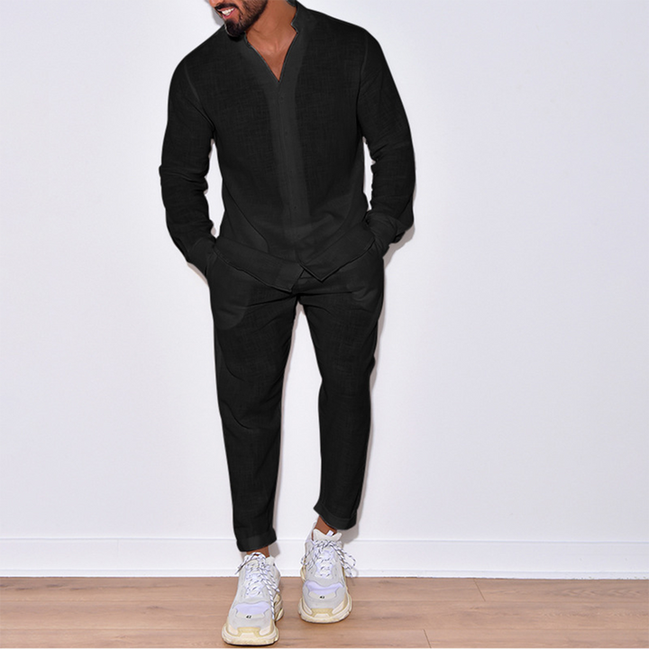 Completo uomo casual, leggero e confortevole per il tempo libero. Vestibilità rilassata, perfetto per moda uomo.