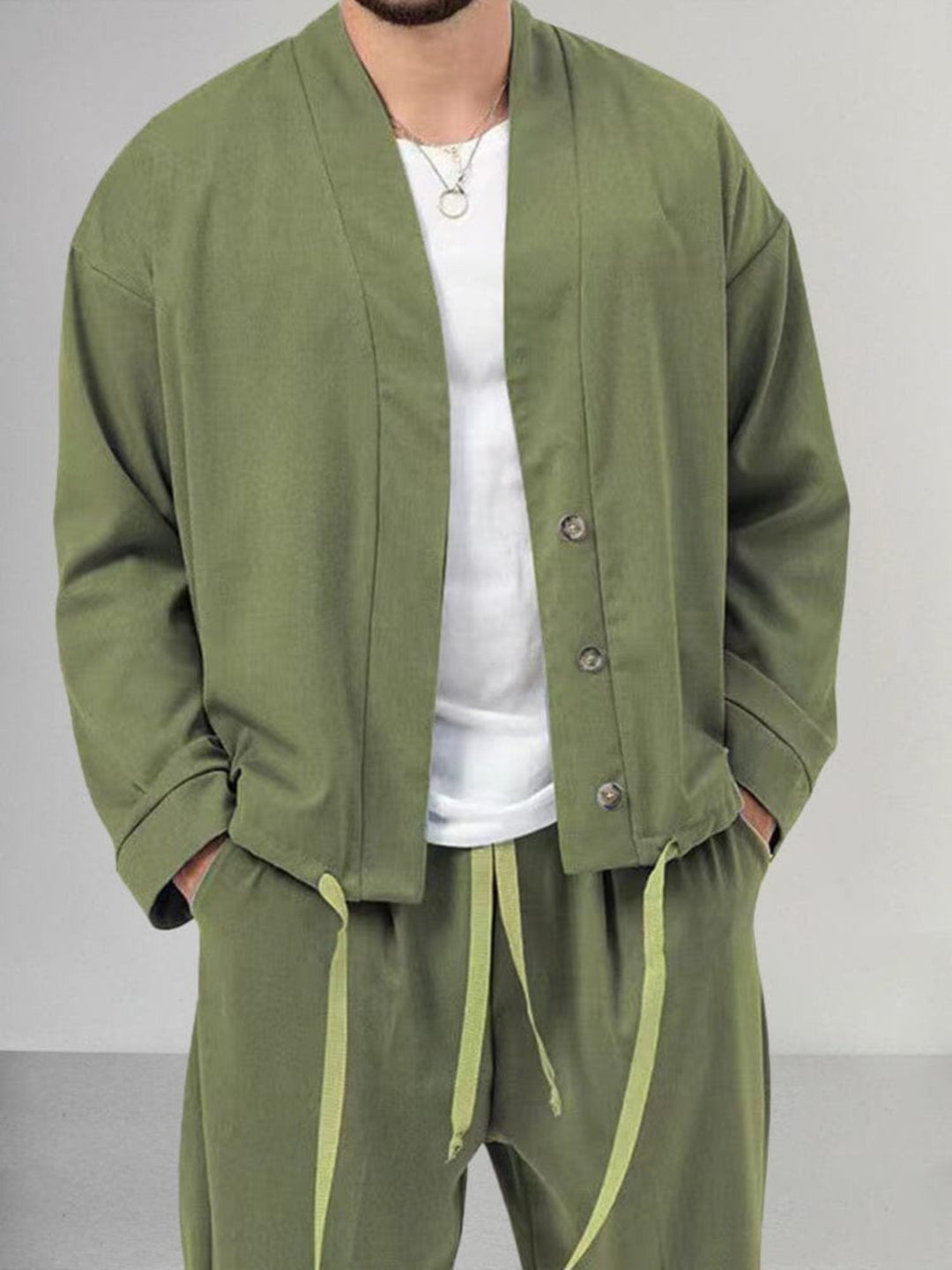 Completo uomo versatile casual elegante, per un look moderno. Perfetto per abbigliamento autunno/inverno di moda.