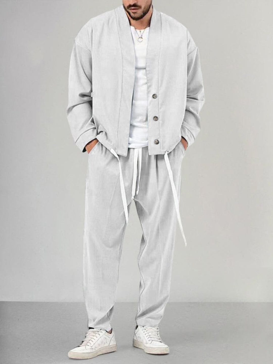Completo uomo moderno, stile casual elegante. Versatile per outfit di moda, perfetto per ogni occasione autunno/inverno.