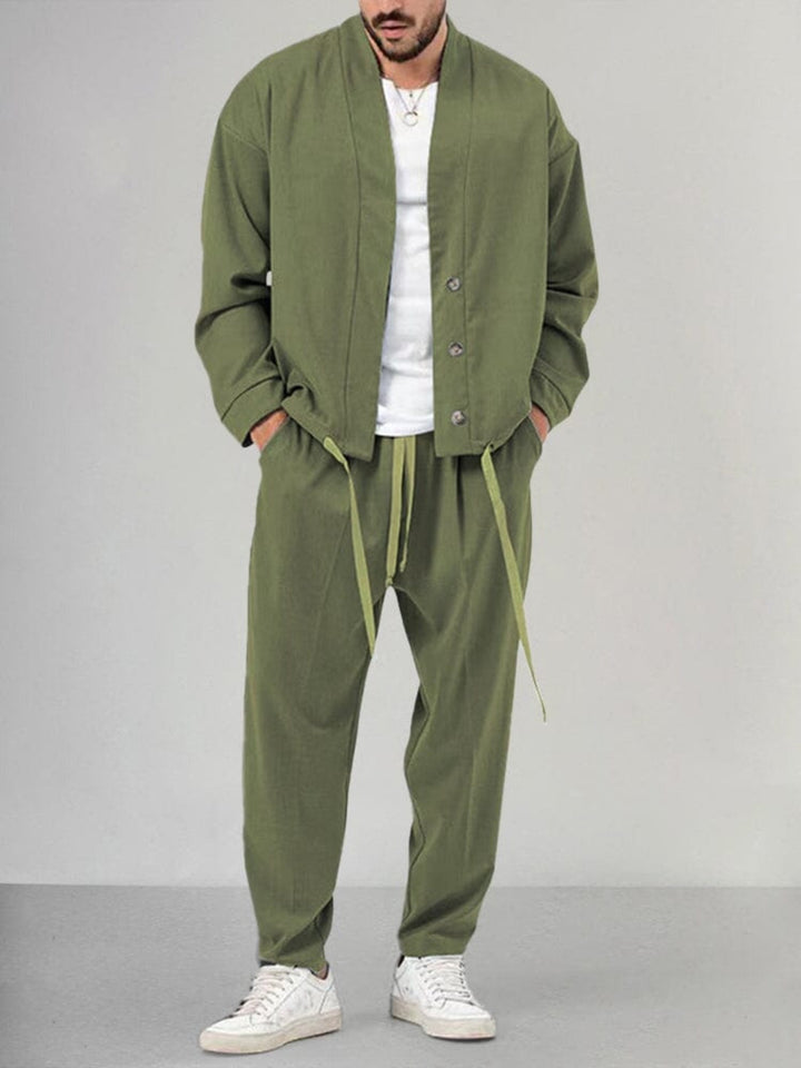 Abito uomo casual elegante, ideale per un look sofisticato e moderno. Versatile per occasioni speciali e quotidiane.
