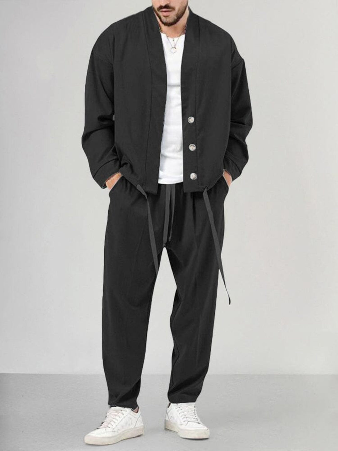 Moda uomo: completo casual elegante, versatile e confortevole. Perfetto per un look impeccabile in ogni stagione.