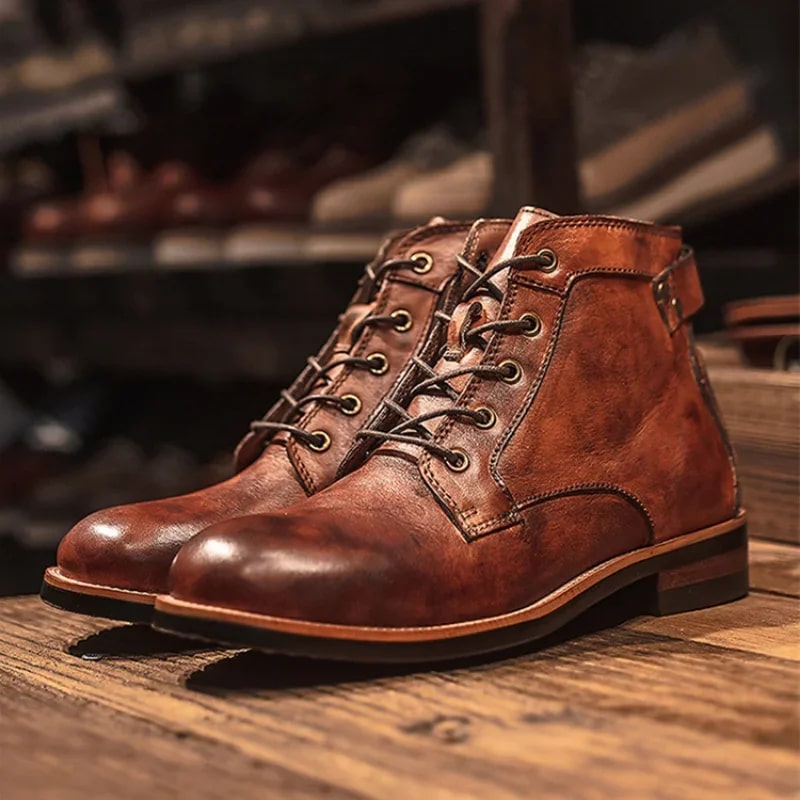 Stivali uomo eleganti arancio e neri, perfetti per un look moderno in autunno inverno. Scarpe comode.