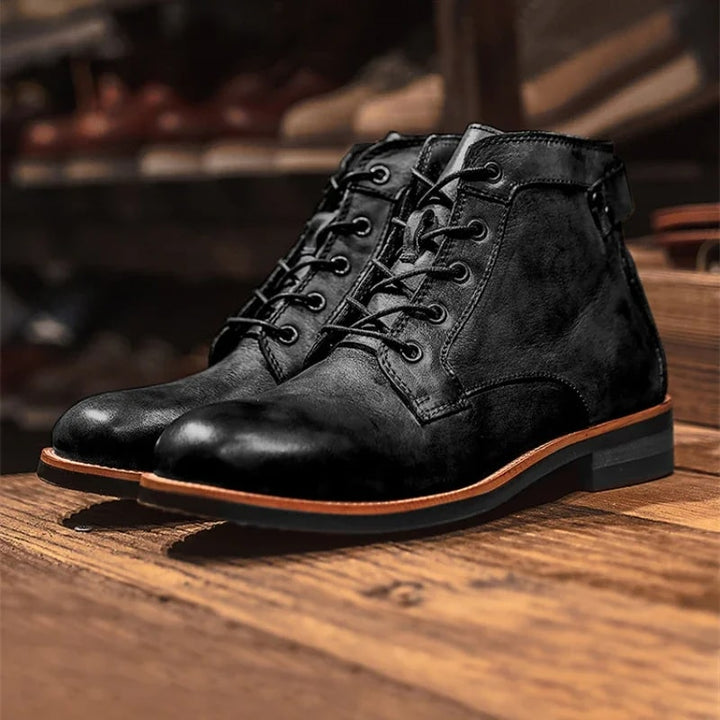 Stivali uomo robusti e alla moda, perfetti per escursioni o come scarpe invernali eleganti. Design classico.