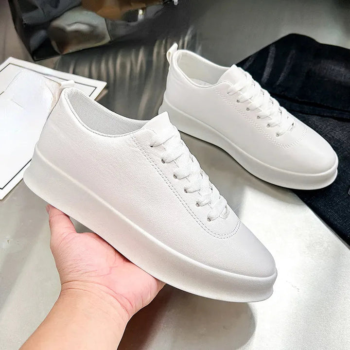 Sneakers casual uomo, vista laterale che mostra il design moderno e la comoda piattaforma rialzata. Stile e comfort.