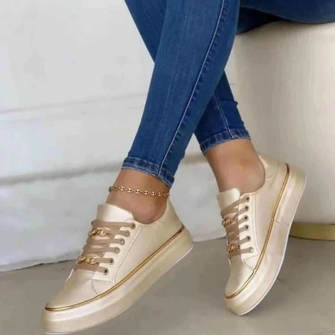 Versatili sneakers casual da donna, eleganti e comode per ogni occasione. Perfette per passeggio e outfit quotidiani.