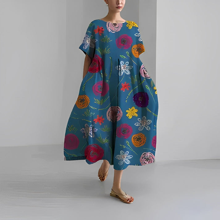 Maxi abito estivo da donna con stampa floreale, un elegante outfit boho chic ideale per la moda mare.