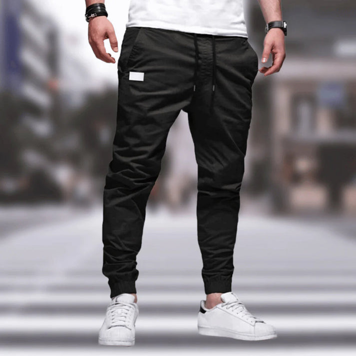 Pantaloni uomo versatili per ogni stagione, offrono comfort e stile casual o elegante per l'abbigliamento quotidiano.