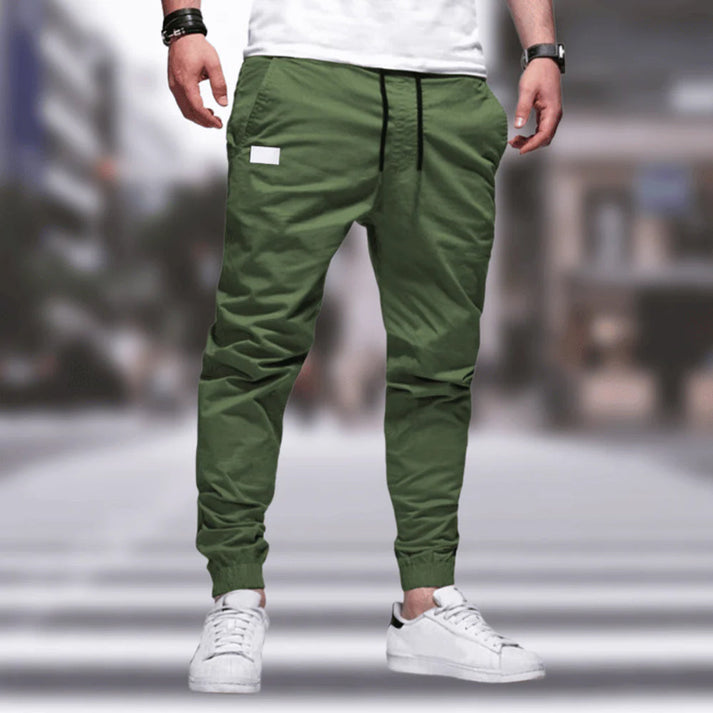 Dettaglio pantaloni eleganti uomo, tessuto confortevole per look smart casual; adatti a diverse occasioni.
