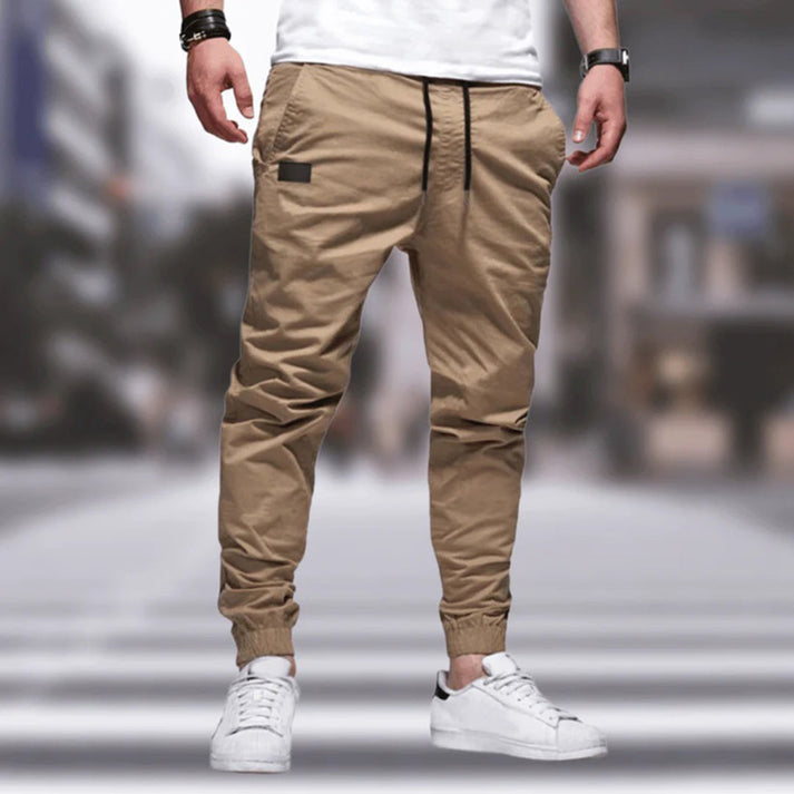 Pantaloni uomo smart casual ed eleganti, ideali per comfort e stile quotidiano o occasioni speciali.