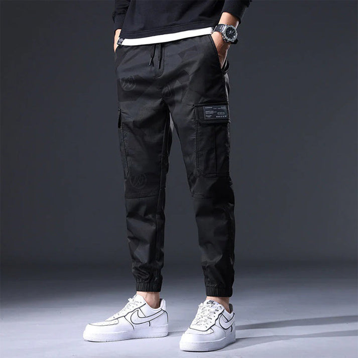 Pantaloni mimetici cargo da uomo street style. Perfetti per un look urbano casual e confortevole in autunno.