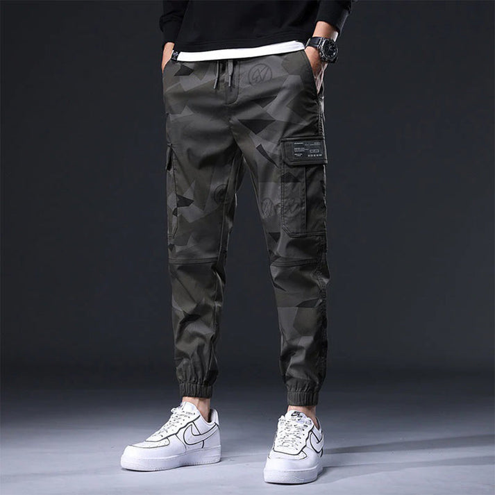 Pantaloni cargo mimetici da uomo per uno street style casual e confortevole. Perfetti per il tuo look urbano autunnale.