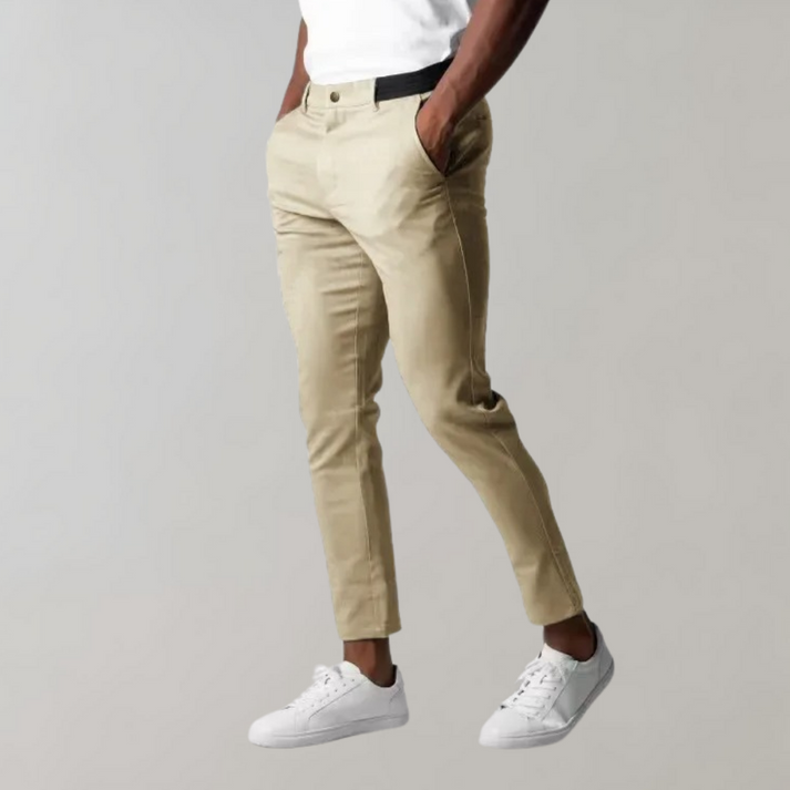 Pantaloni chino uomo slim fit elasticizzati, ideali per look eleganti o casual. Comfort e stile in un unico capo versatile.