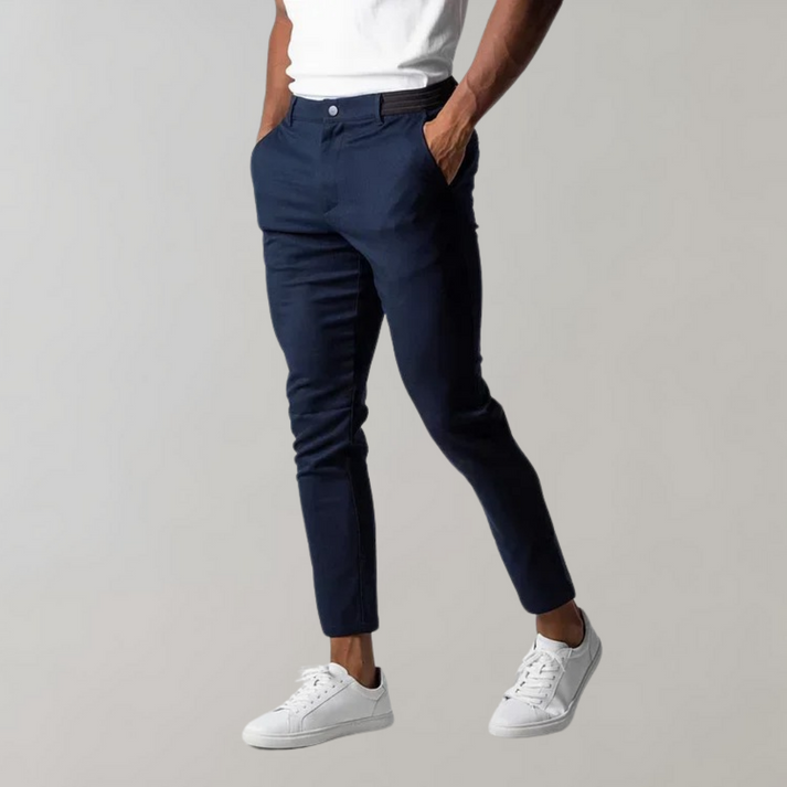 Chino uomo elasticizzati, perfetti per un look versatile ed elegante tutto l'anno. Pantaloni comodi slim fit per ogni occasione.