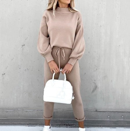 Set due pezzi da donna autunnale, stile comodo ed elegante per un look casual in casa.