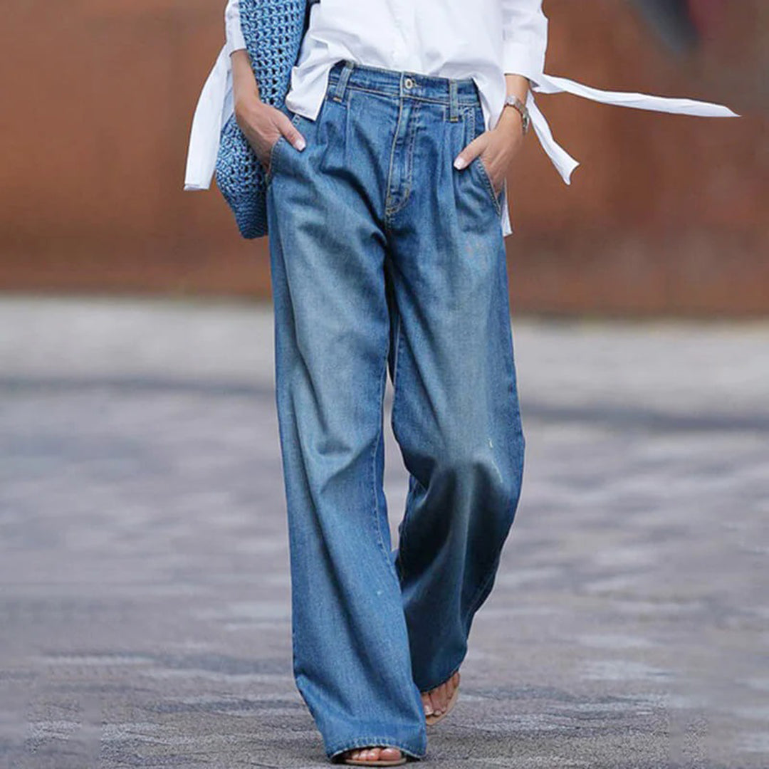 Jeans classici blu da donna, vestibilità ampia e comoda, perfetti per look casual quotidiani.