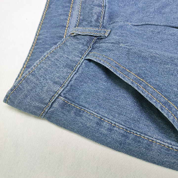 Moda donna: jeans ampi blu, ideali per uno stile casual quotidiano e massimo comfort.