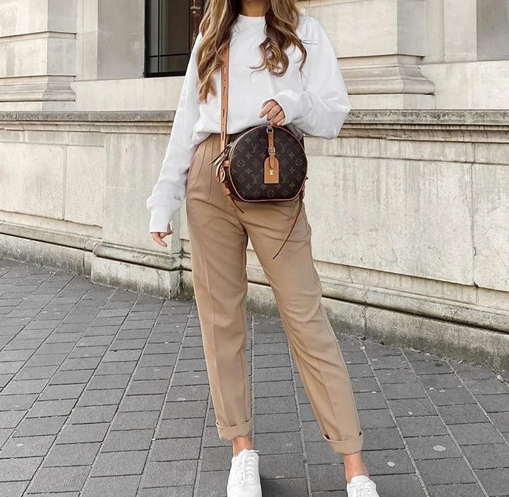 Pantaloni in lino da donna a vita alta, stile minimal e raffinato. Ideali per moda donna con comfort garantito.