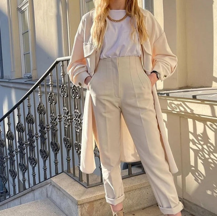 Moda donna: pantaloni eleganti a vita alta per un look ufficio raffinato. Ideali per outfit formali.