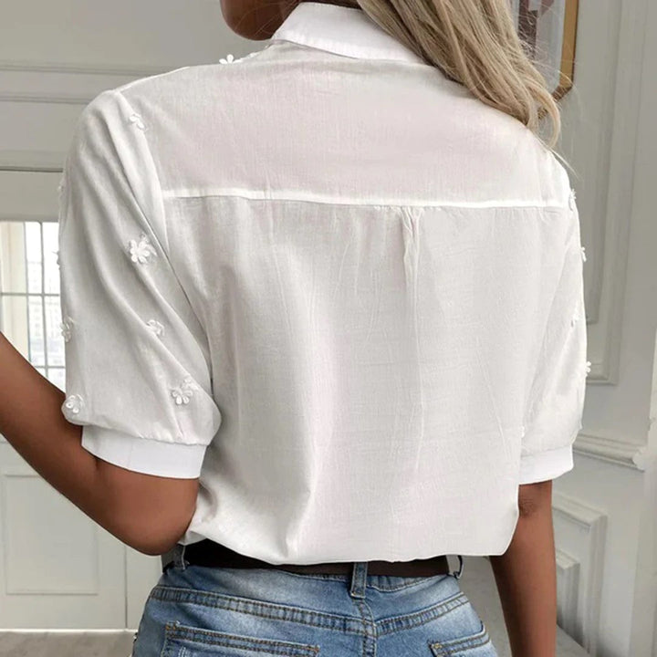 Blusa bianca donna stile casual-elegante, camicetta primaverile raffinata e versatile per un look sempre chic.