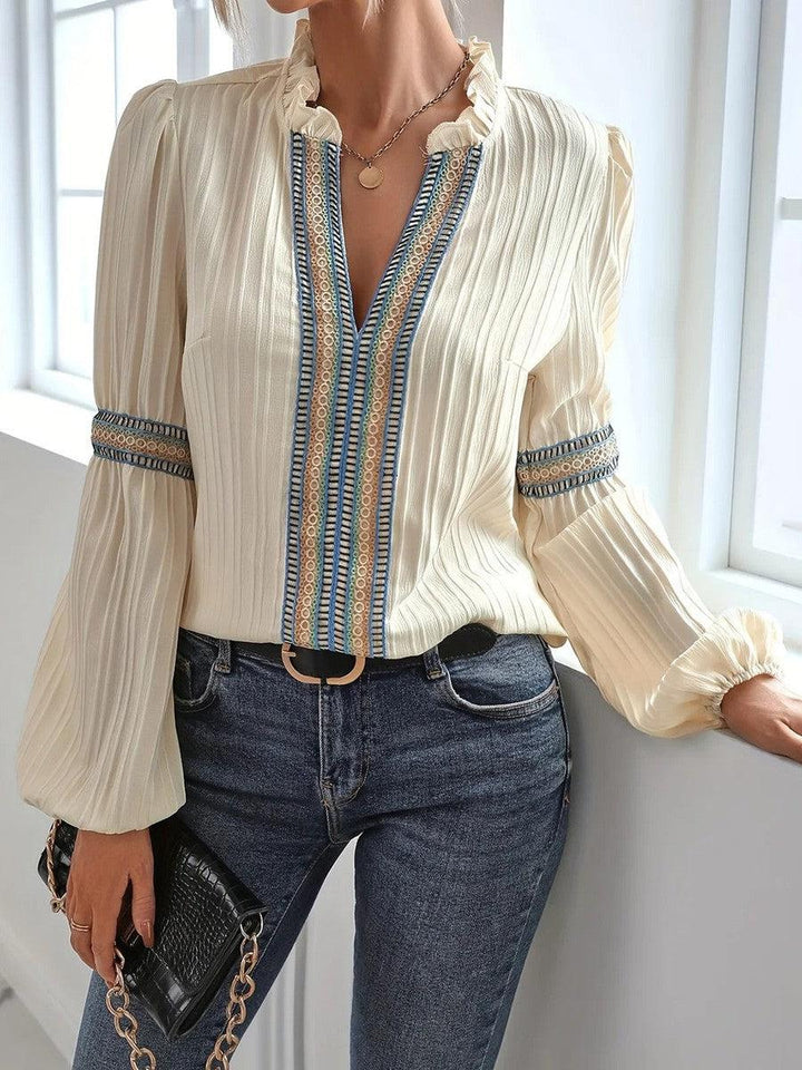 Blusa donna bianca con design vintage chic, maniche lunghe. Un capo iconico per eleganza quotidiana.