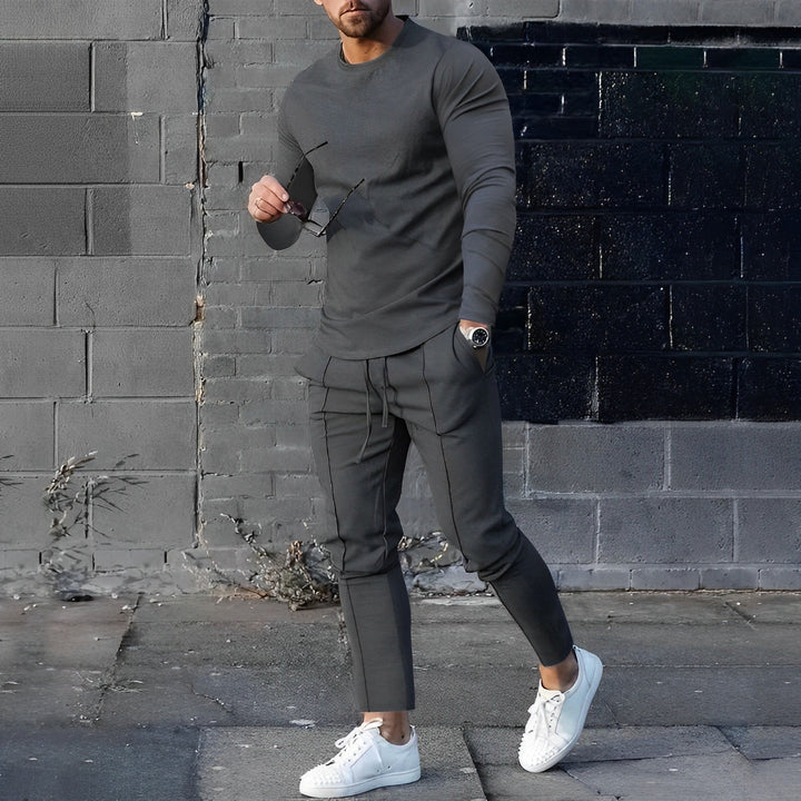 Morbida tuta uomo casual autunnale in set completo, ideale per comfort e abbigliamento relax quotidiano.