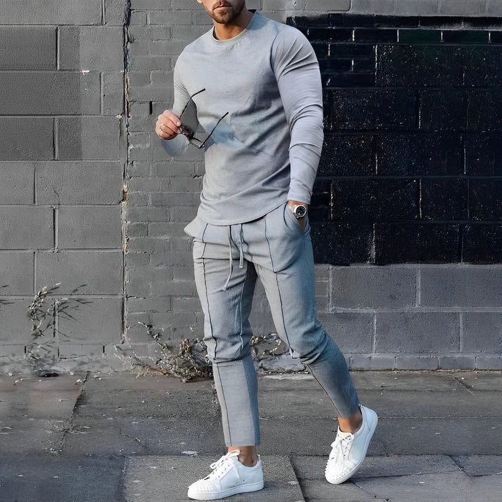 Uomo indossa tuta completa casual, perfetta per abbigliamento autunnale confortevole e stile versatile relax.