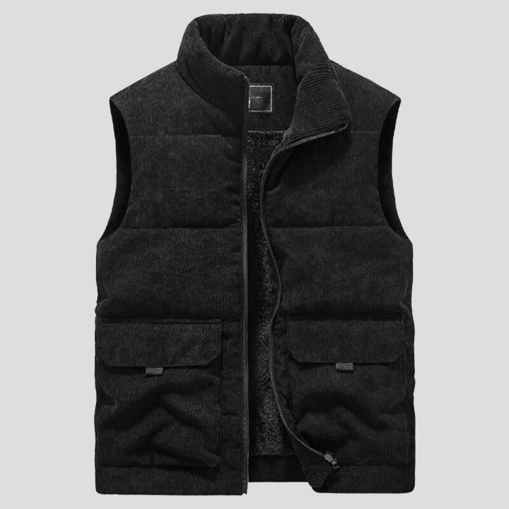 Elegante gilet uomo invernale nero, verde o camel. Caldo e versatile per un look sofisticato di abbigliamento maschile.