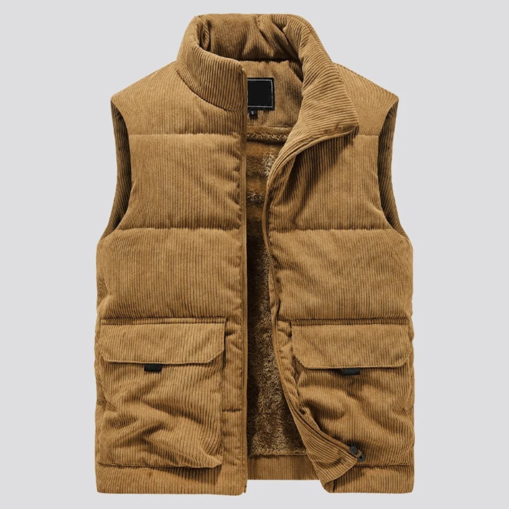 Gilet uomo versatile per strati autunnali e outfit invernali. Massima eleganza e comfort per la moda maschile.