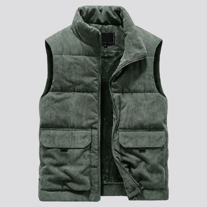 Gilet uomo caldo e confortevole, ideale per outfit casual autunnali e invernali. Perfetto per strati moda maschile.