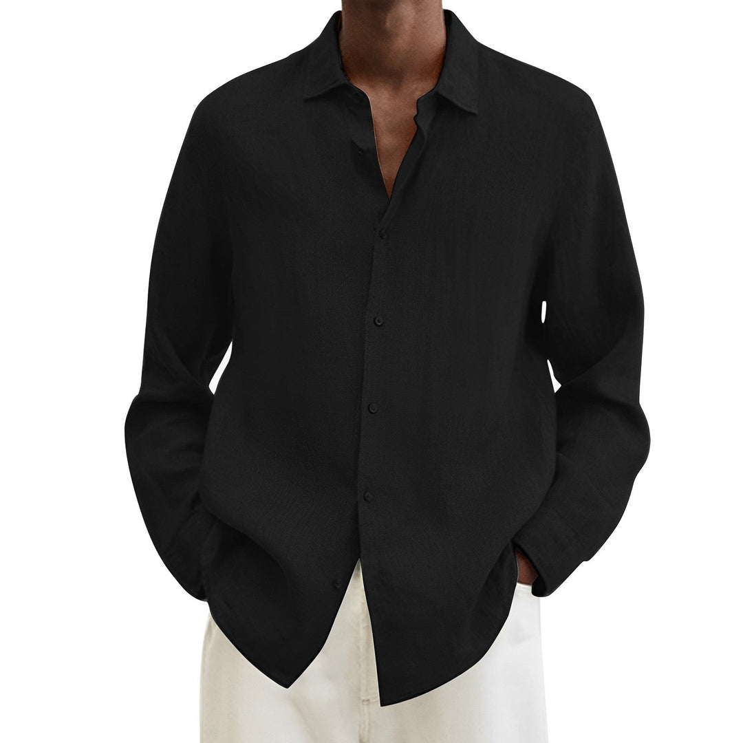 Camicia uomo manica lunga abbinata a pantaloni chino. Look versatile per ufficio e outfit casual.