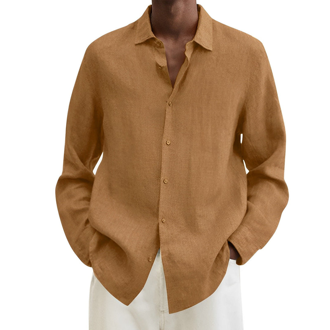Camicia uomo versatile, stesa. Design elegante e casual, perfetta per ogni occasione, autunnale.