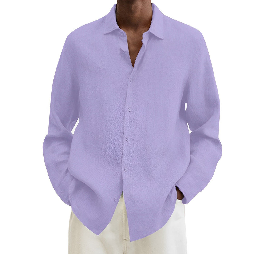 Uomo in camicia casual elegante, abbinamento moderno per un comfort quotidiano e versatile.
