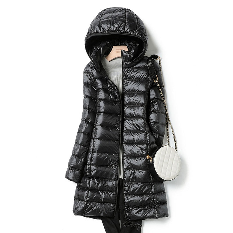 Elegante giacca puffer lunga da donna, impermeabile e termica, ideale per affrontare il freddo con stile e comfort.