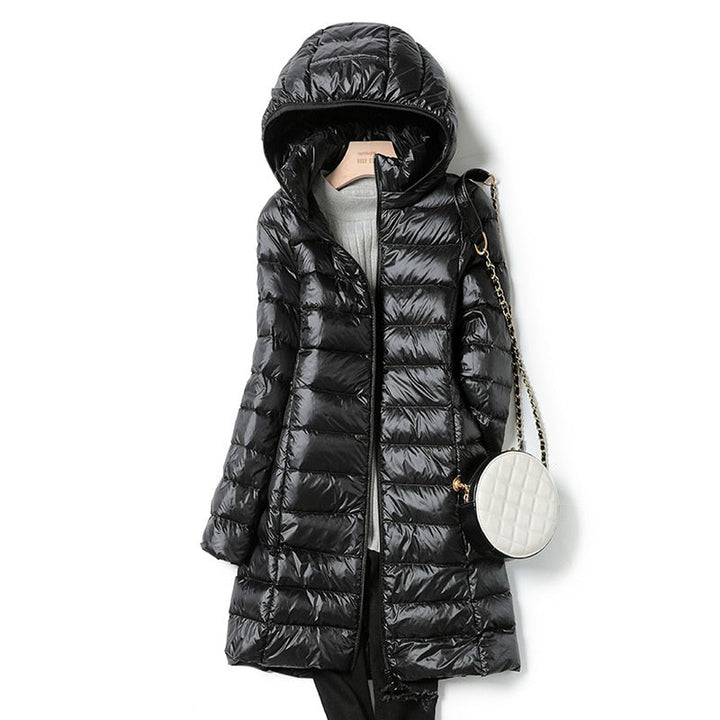 Elegante giacca puffer lunga da donna, impermeabile e termica, ideale per affrontare il freddo con stile e comfort.