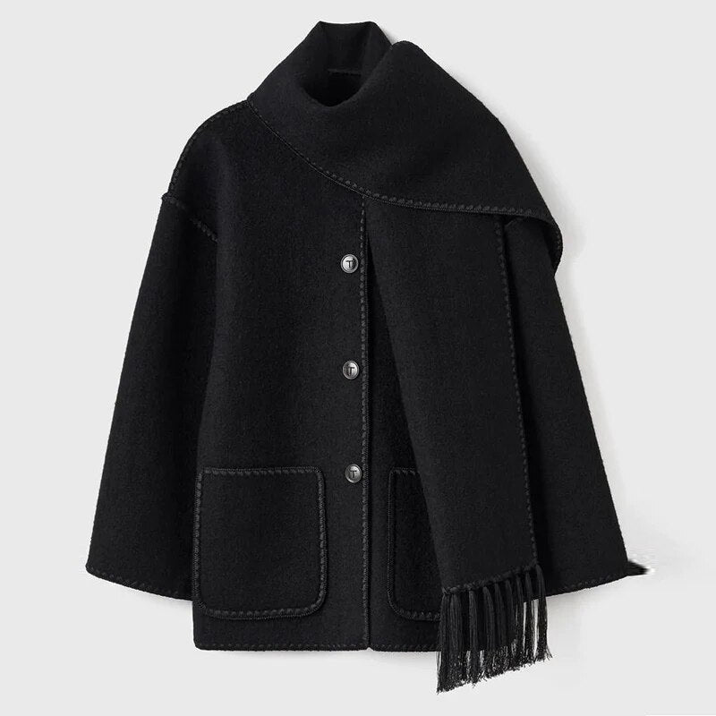 Giacca invernale donna elegante con collo a scialle. Cappotto lungo classico per comfort e stile autunno/inverno.