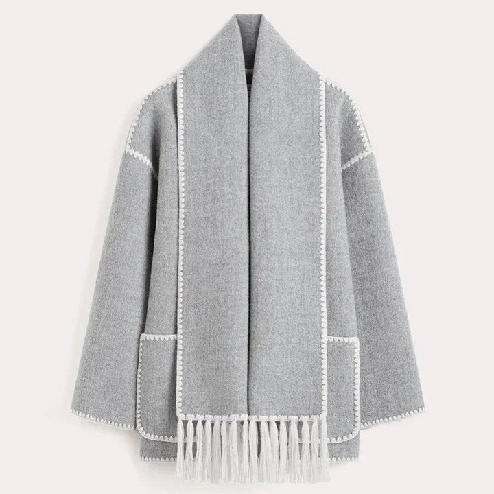 Giacca invernale donna elegante. Cappotto lungo con collo a scialle, stile classico e comfort per l'inverno.