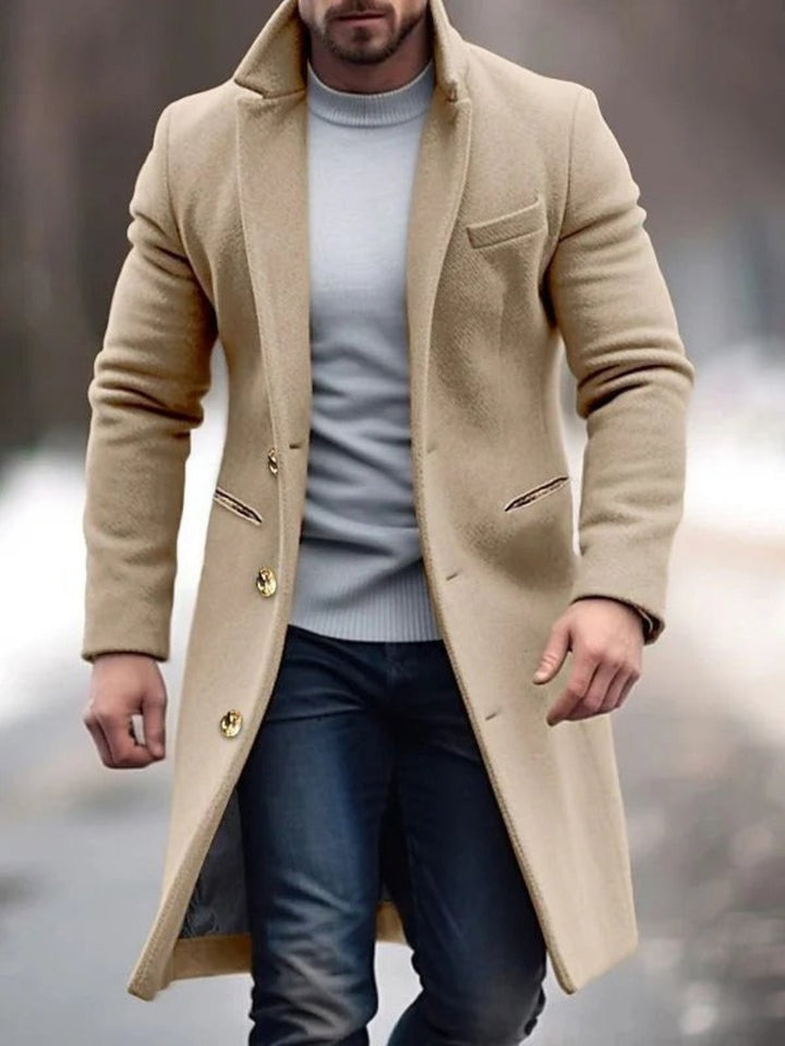 Elegante cappotto uomo lungo invernale beige. Soprabito versatile per il freddo, ottimo per un look raffinato.