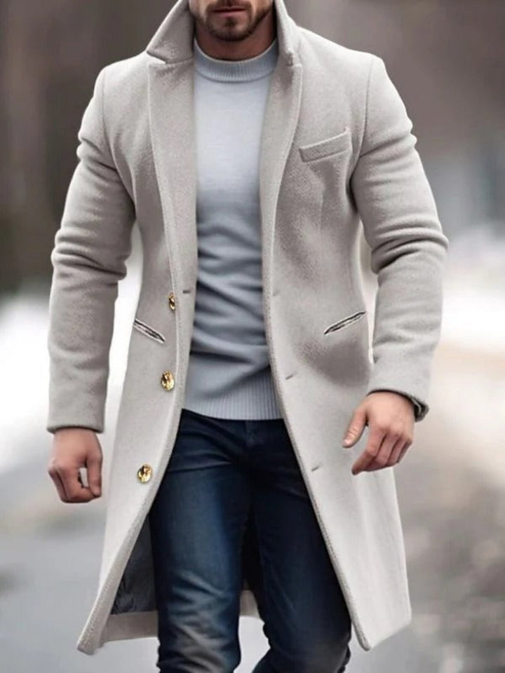 Uomo indossa cappotto invernale lungo grigio. Soprabito caldo e confortevole, perfetto per elevare la moda uomo.