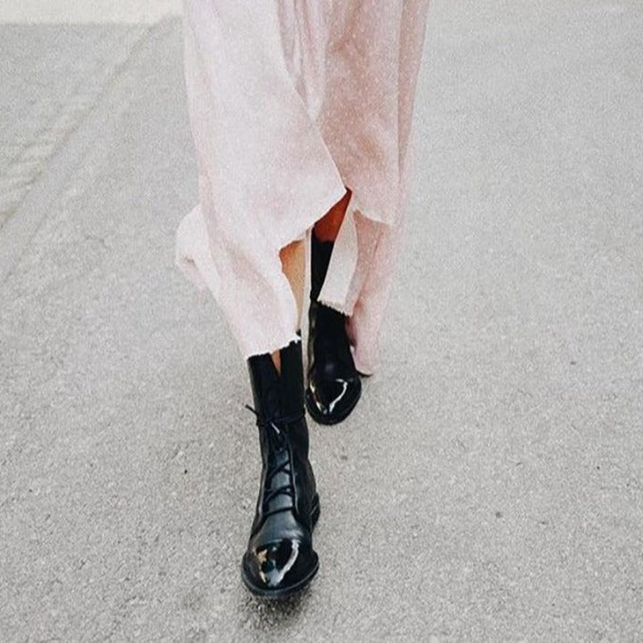 Stivaletti donna marroni con finitura liscia e tacco basso. Stivali eleganti per moda femminile autunnale.