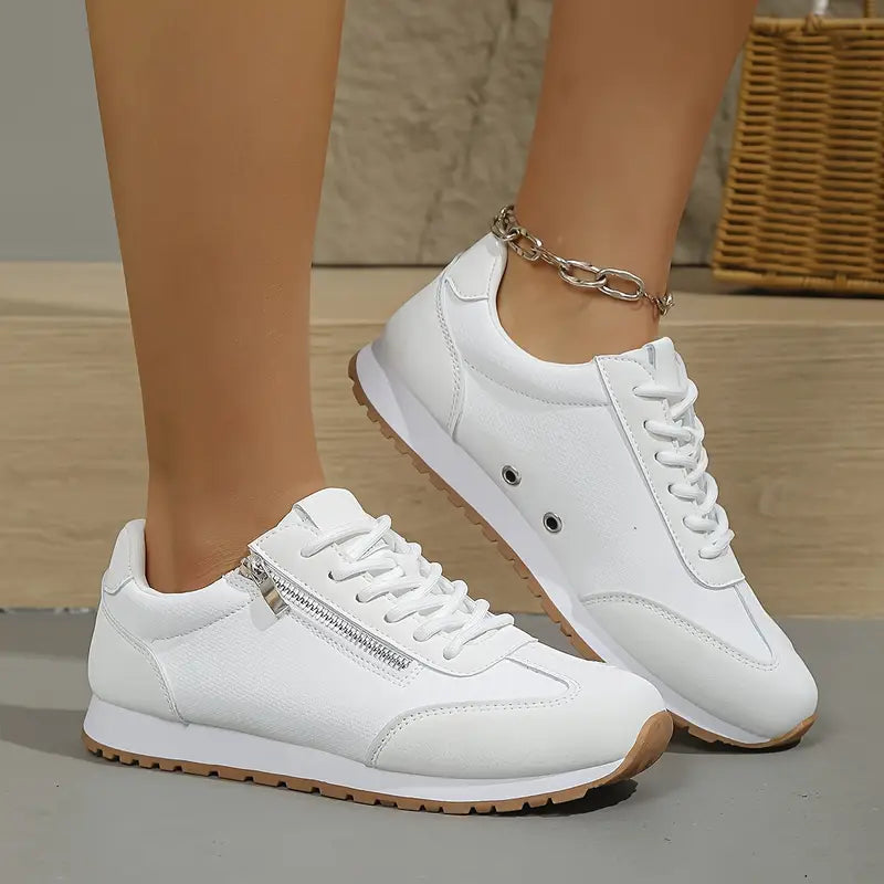Sneakers casual da donna. Tallone rinforzato e suola stabilizzante per calzata sicura. Moda e benessere quotidiano.
