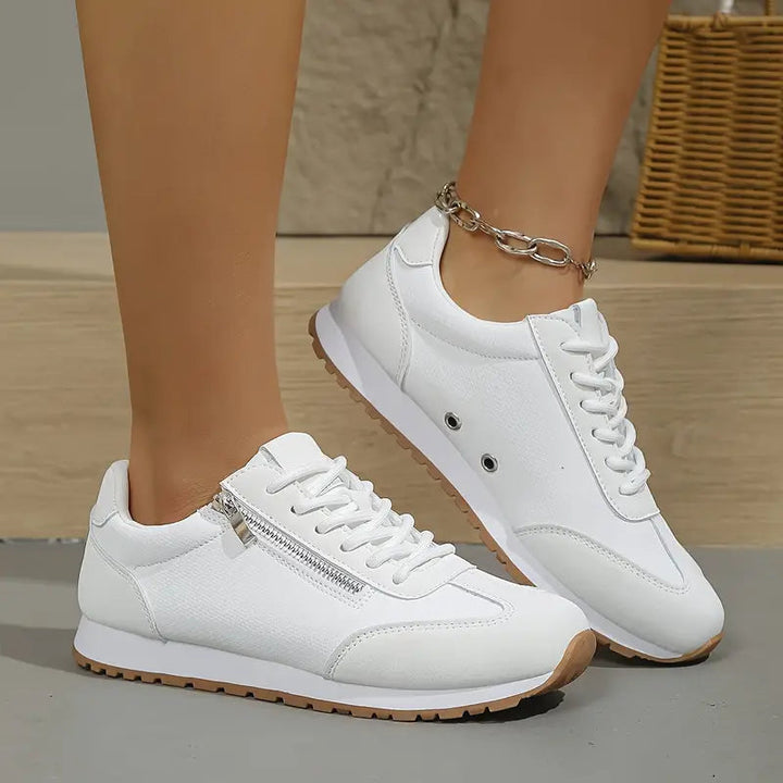 Sneakers casual da donna. Tallone rinforzato e suola stabilizzante per calzata sicura. Moda e benessere quotidiano.
