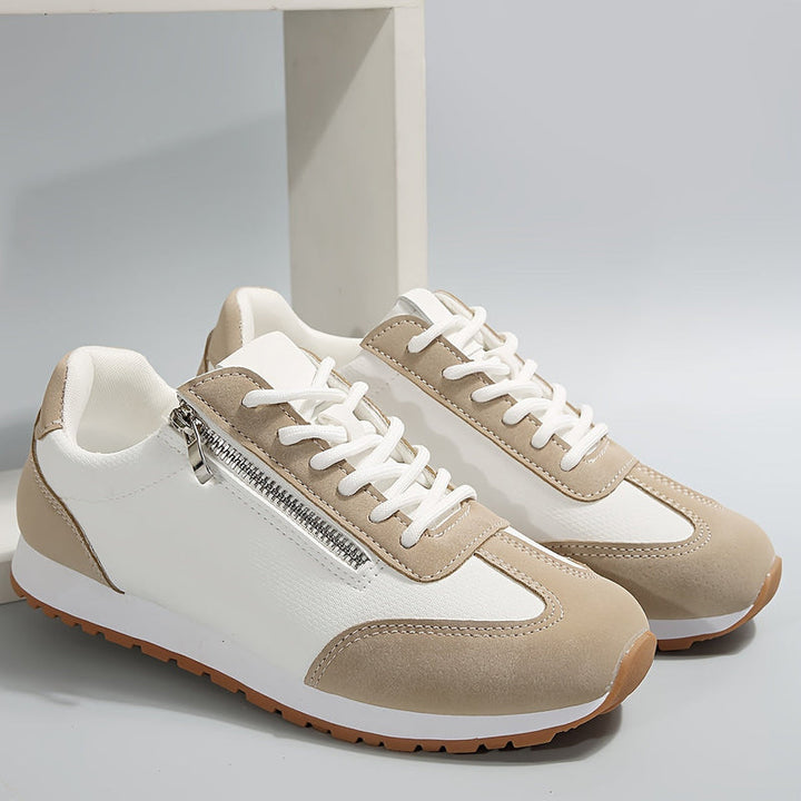 Dettaglio scarpe donna con innovativa suola stabilizzante. Sneakers eleganti per massimo supporto e benessere piede.