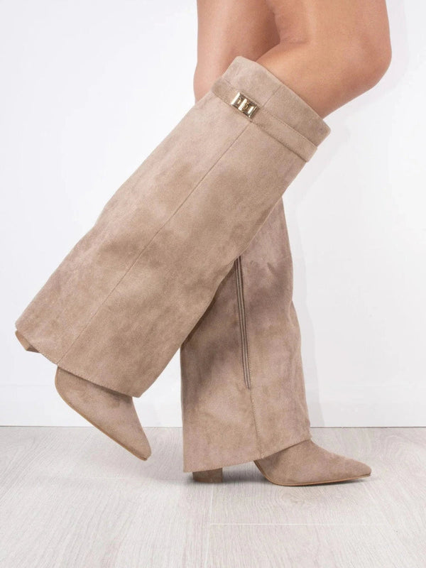 Stivali alti donna autunnali in moda, perfetti per l'eleganza quotidiana e il comfort.