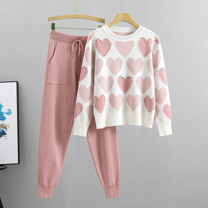 Moda donna autunno/inverno: completo due pezzi con maglia perline e pantaloni lunghi. Vestibilità comoda, stile elegante.