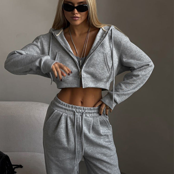 Completo due pezzi donna sportivo con cardigan crop con cappuccio e pantaloni loungewear. Tuta primavera casual.