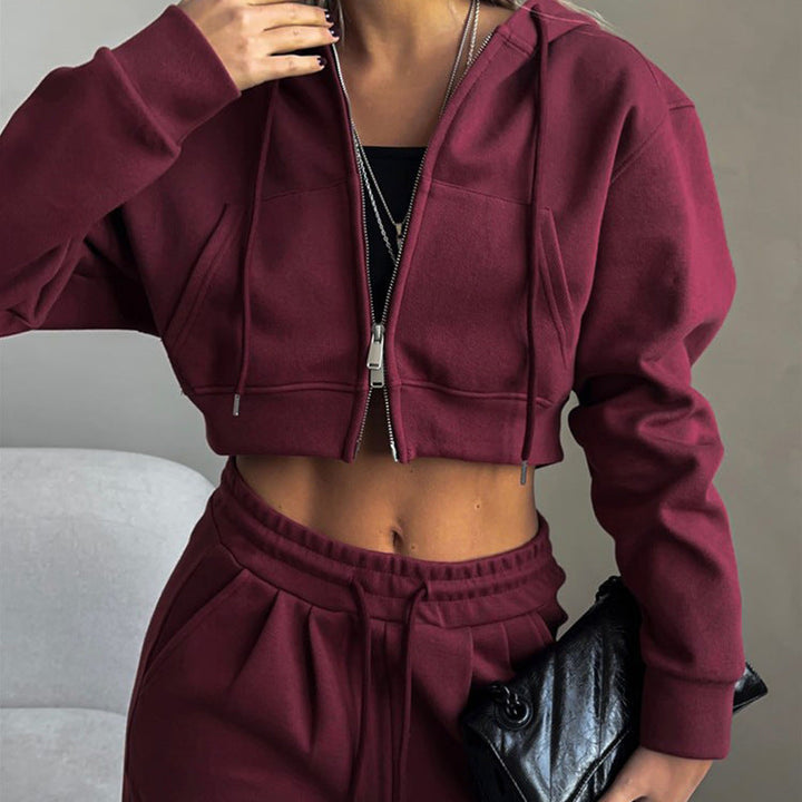 Completo donna moda sportiva, tuta due pezzi versatile con cardigan e pantaloni. Perfetto per loungewear o stile casual.
