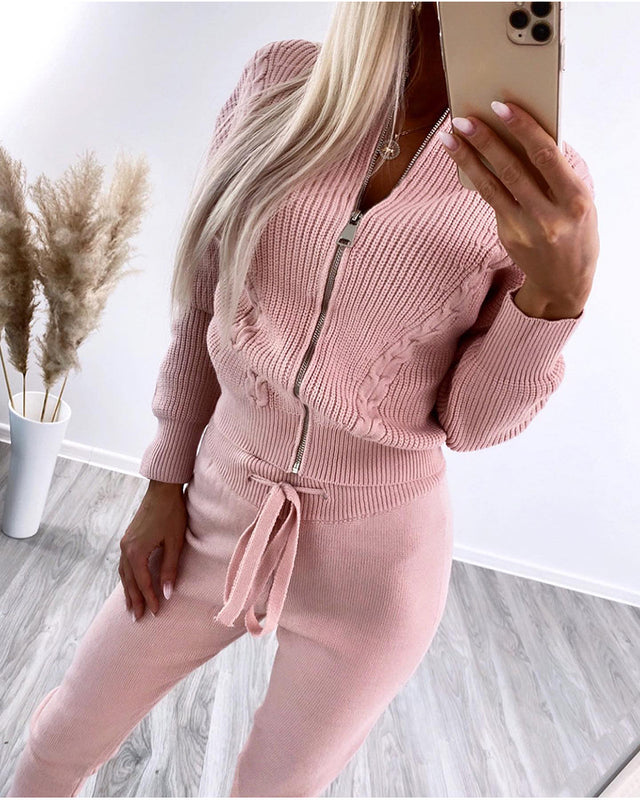 Set due pezzi donna per l'autunno: top a zip alla moda e pantaloni lunghi. Perfetto per uno stile casual-elegante.