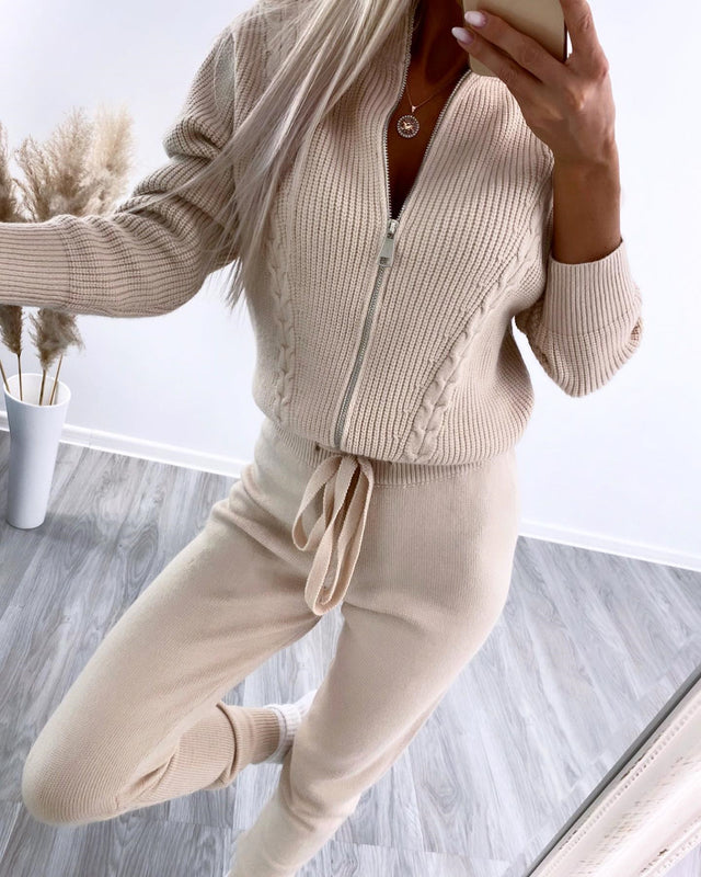 Abbigliamento autunnale femminile: completo due pezzi con top a zip e pantaloni. Look elegante e confortevole.
