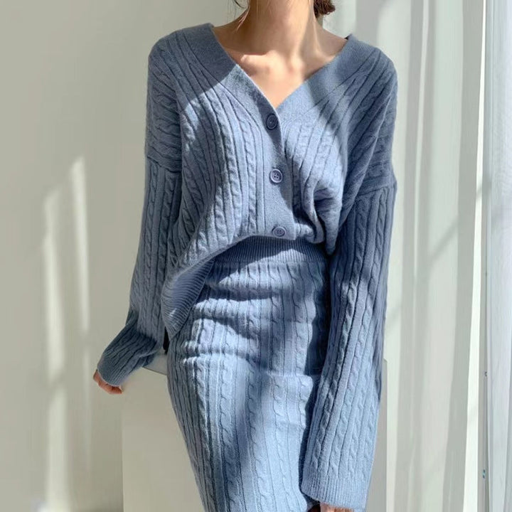 Cardigan donna autunnale con scollo a V e gonna tubino a vita alta, set elegante coordinato. Abbigliamento moda autunno.
