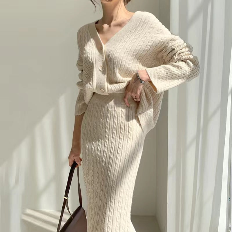 Set completo donna autunnale: cardigan elegante con scollo a V e gonna tubino aderente. Perfetto per un look casual chic.